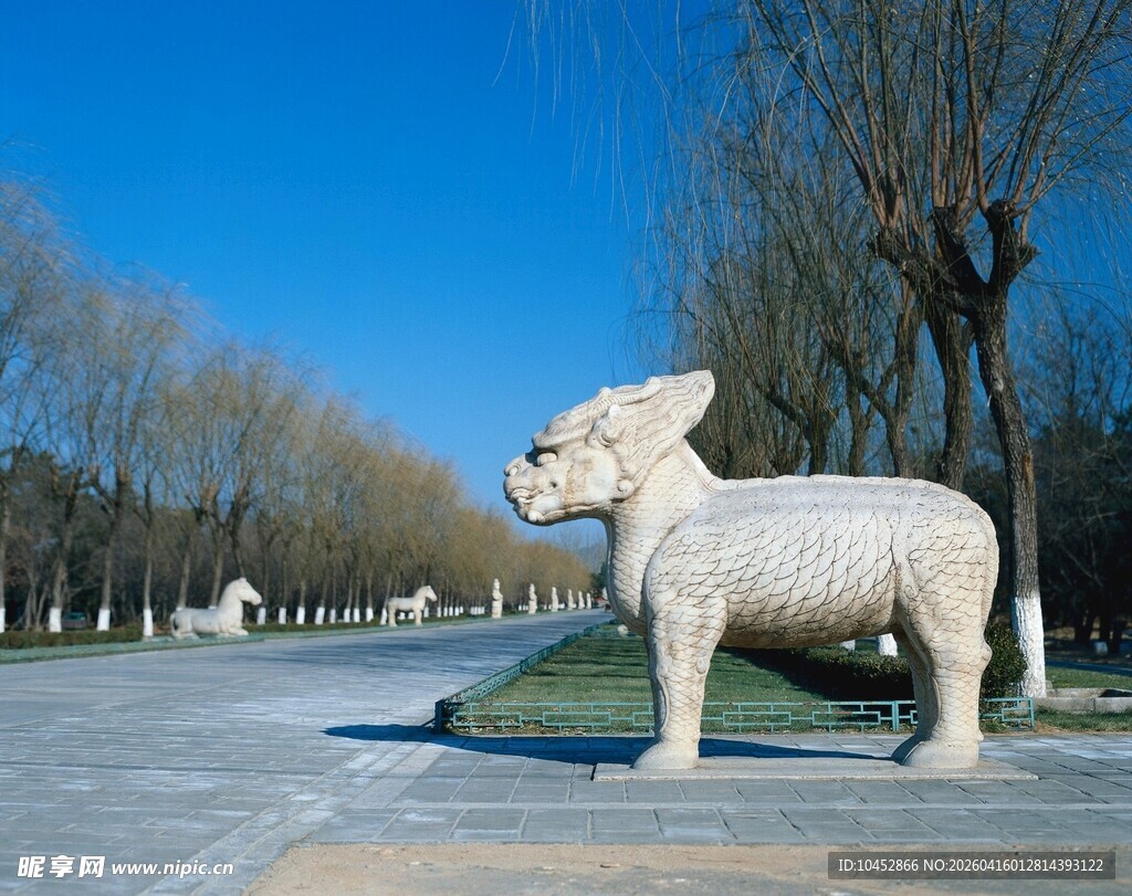 雪地中的石狗雕塑