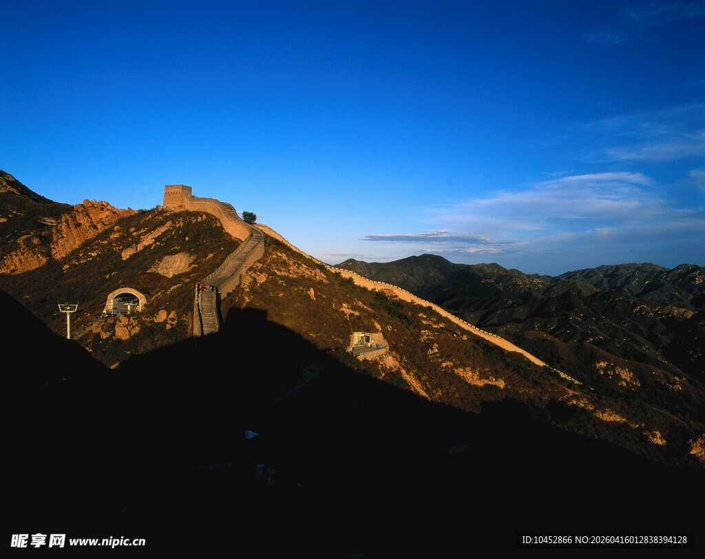 壮丽长城于蓝天群山间