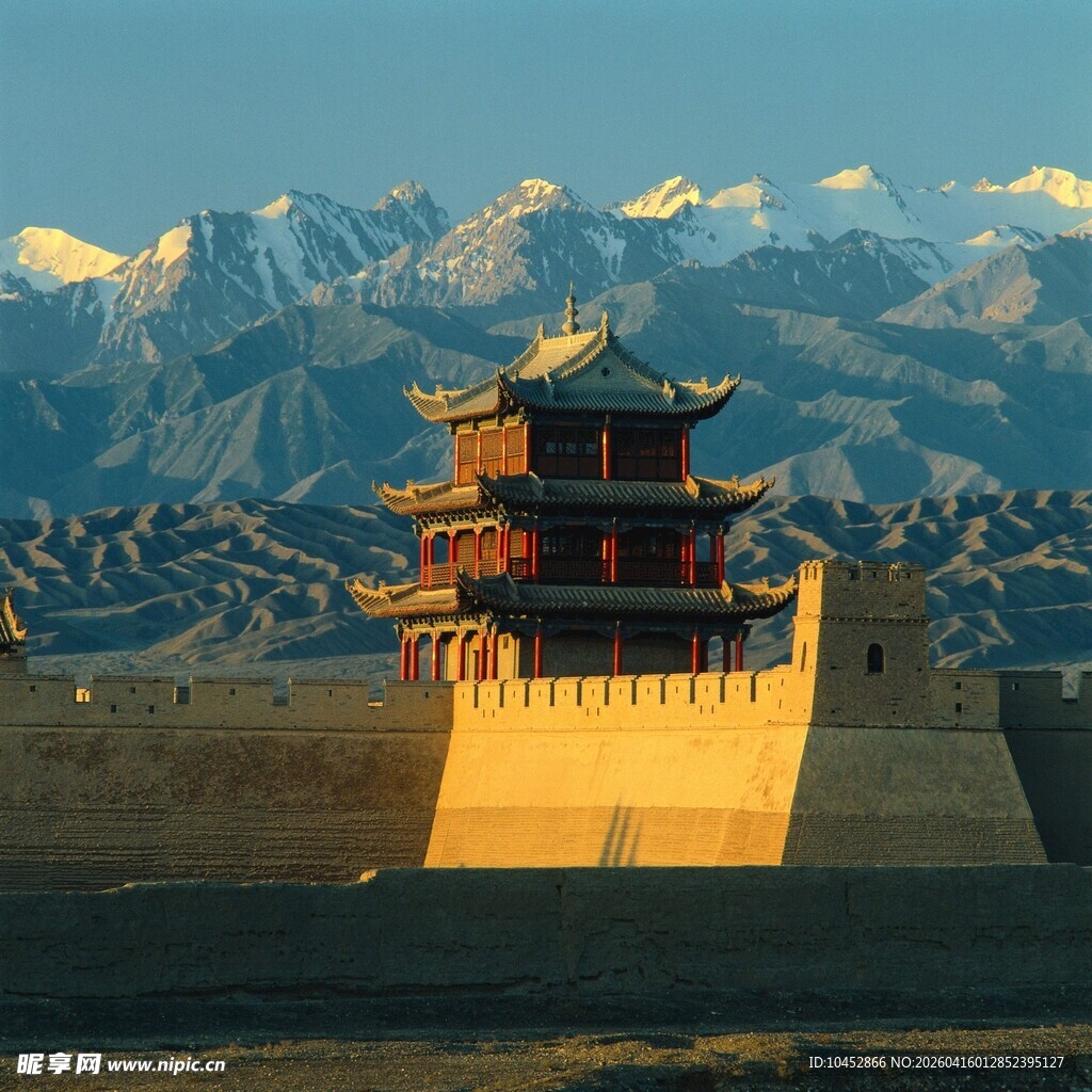 嘉峪关城楼与雪山壮丽景观