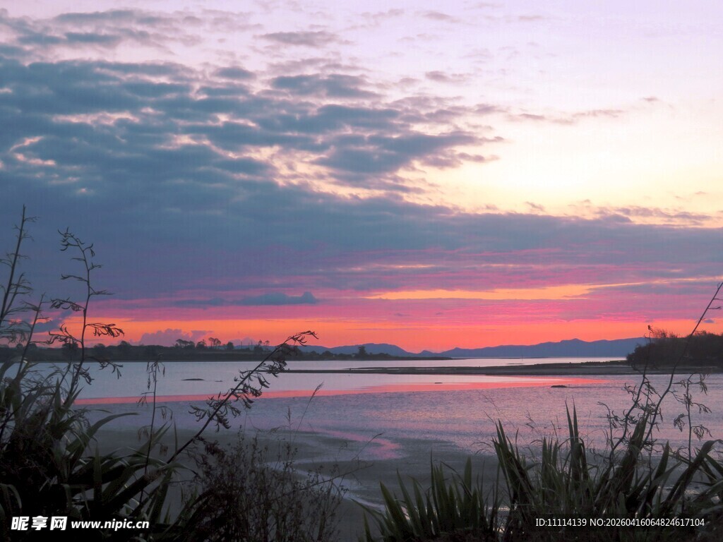 日落时分的宁静海滨景色