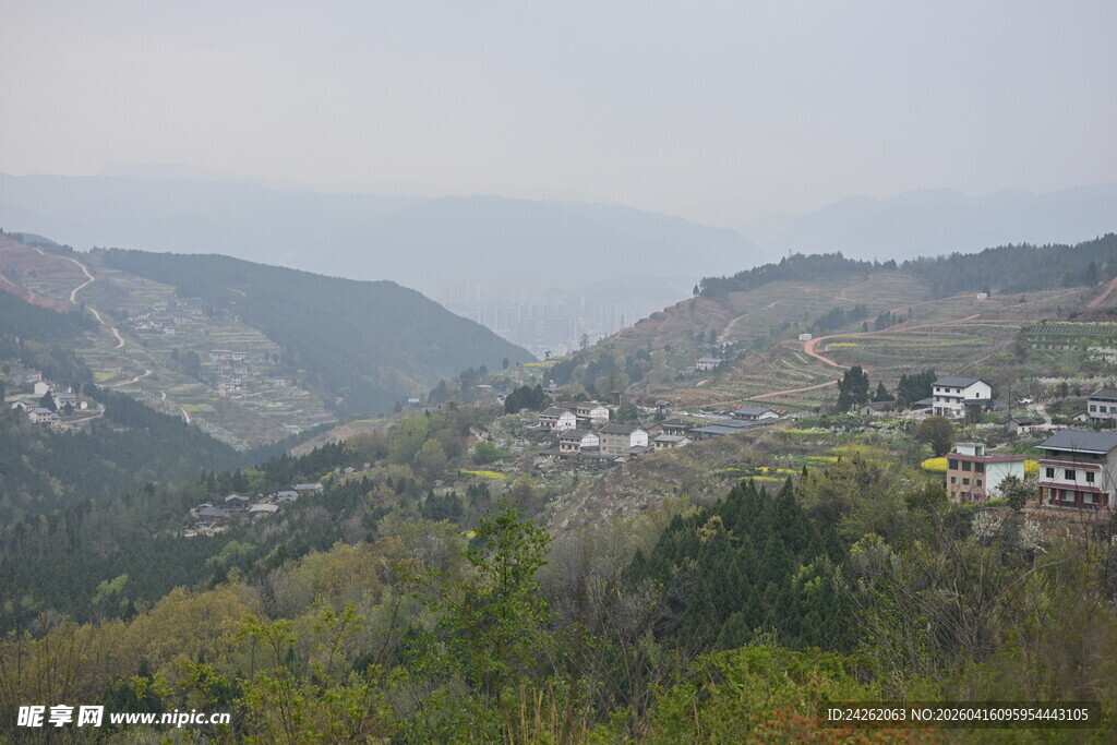 山间村落景色