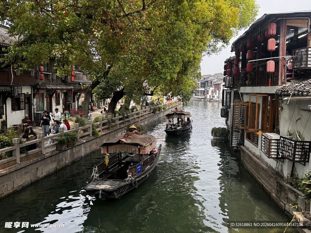 江南水乡河道中的乌篷船