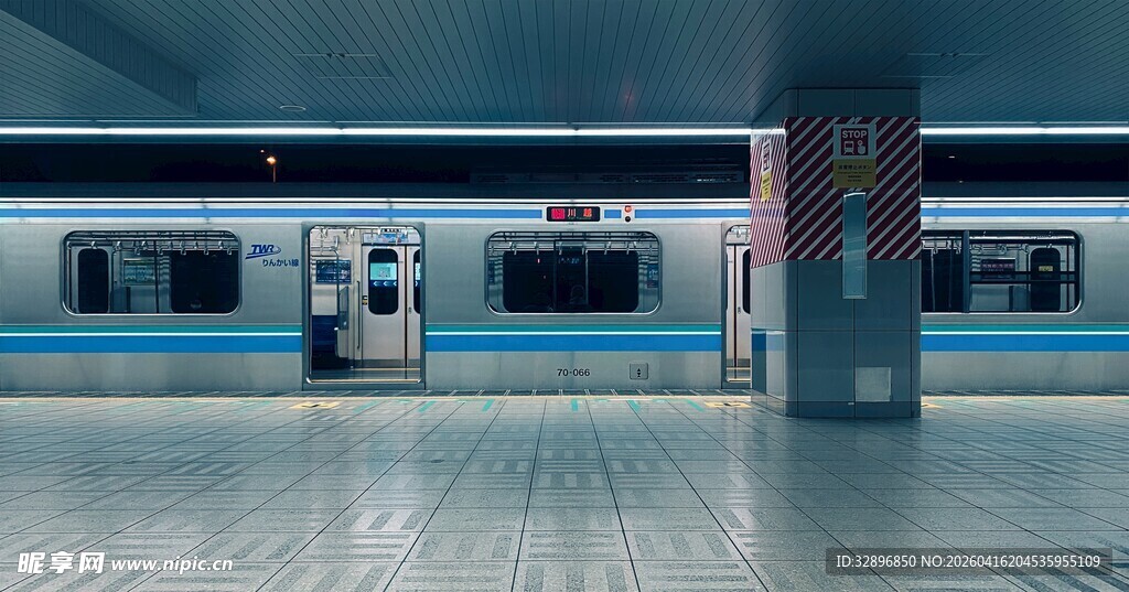 空旷地铁站内的列车