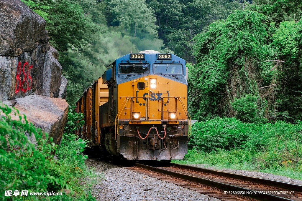 山间行驶的黄色货运列车