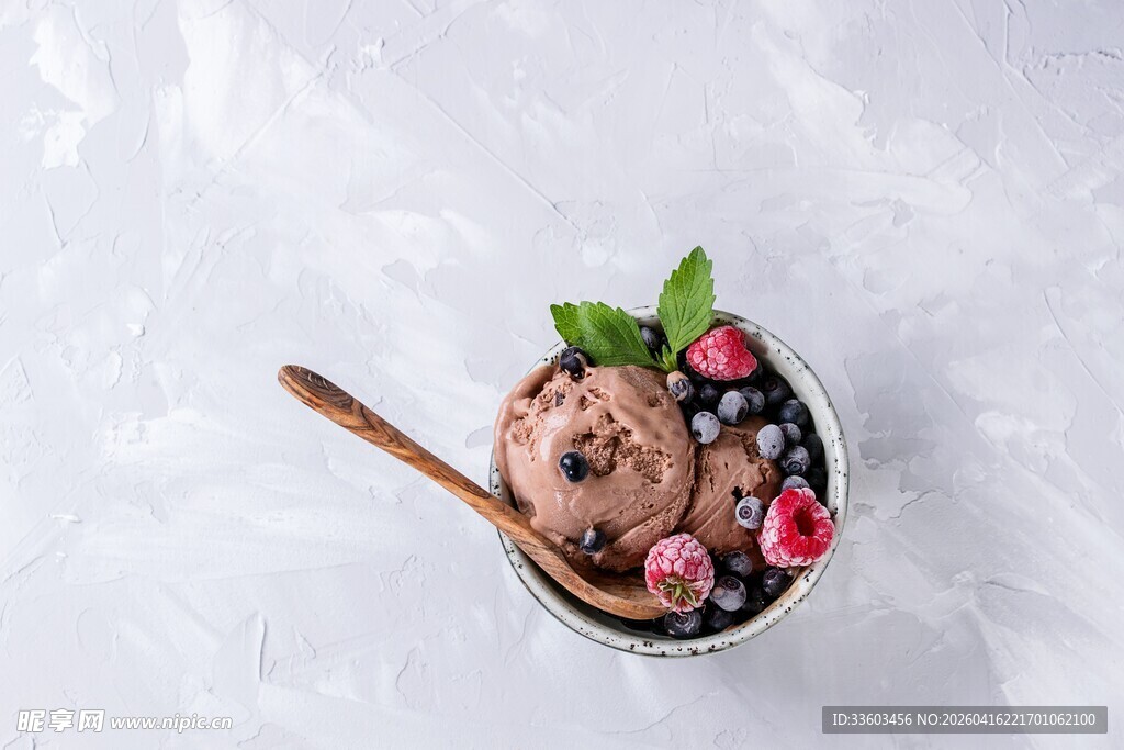 美味巧克力冰淇淋配鲜果