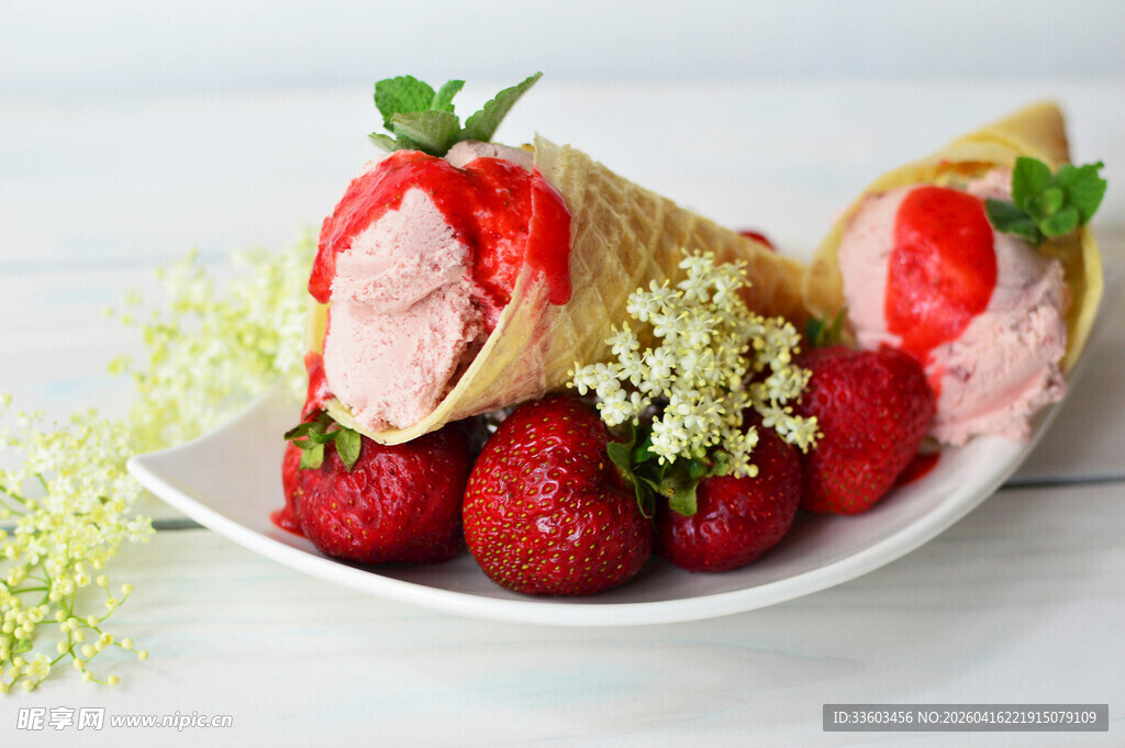 草莓冰淇淋甜筒与鲜果