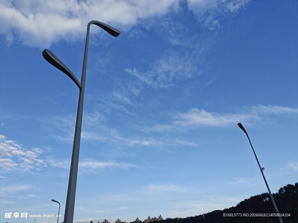 蓝天之下的路灯景观