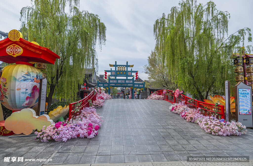 春日繁花装点的热闹街道