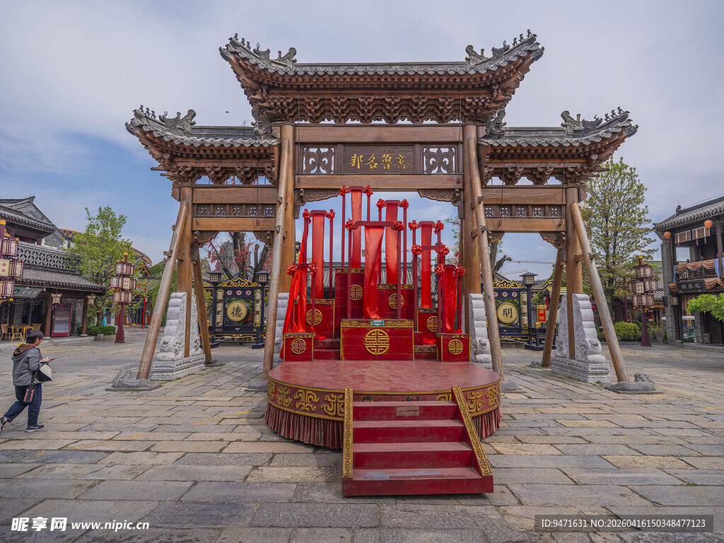 古色古香中式传统木质牌坊