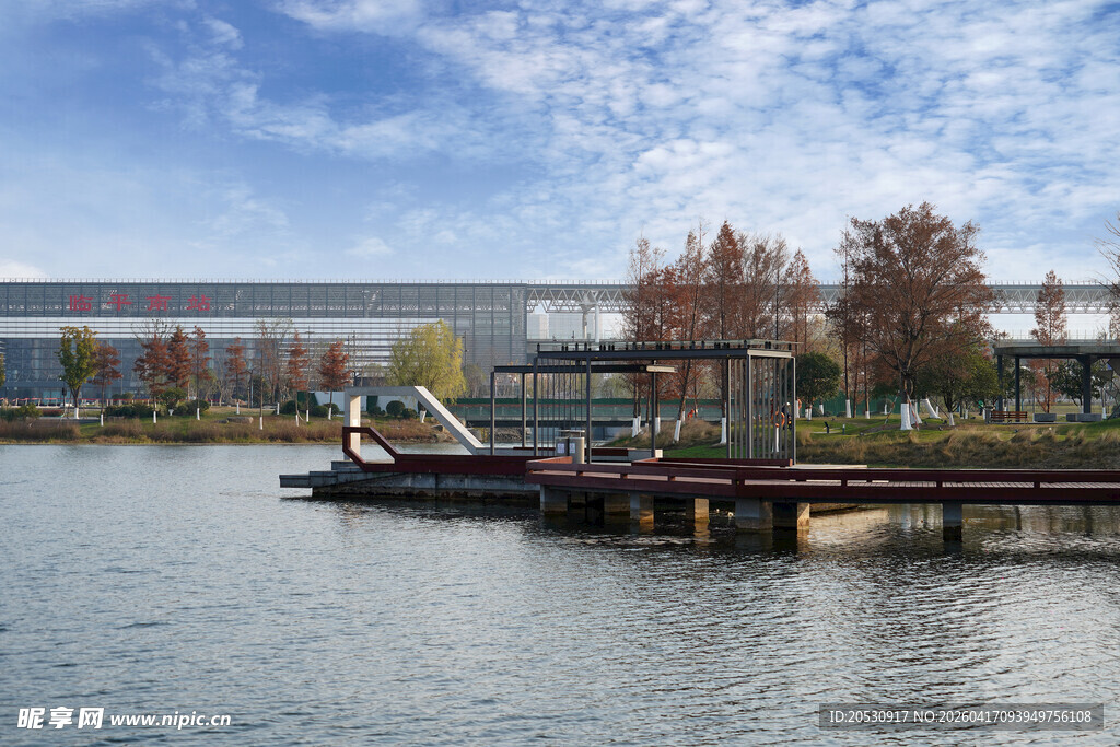 杭州临平艺尚小镇户外湖泊码头建