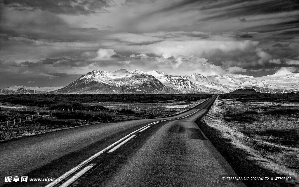 黑白旷野公路风景