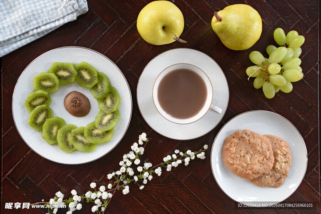 精致茶点与水果摆盘