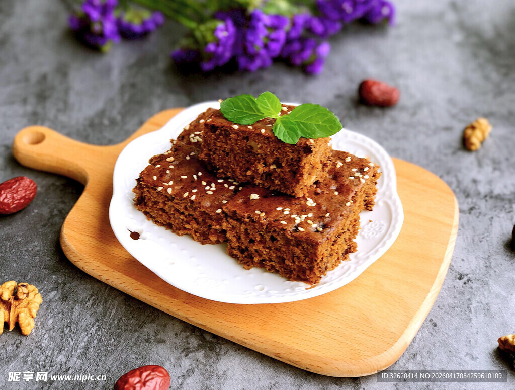 美味巧克力蛋糕配坚果