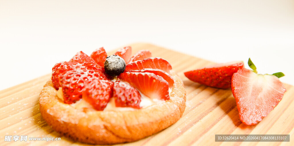 草莓点缀的美味面包