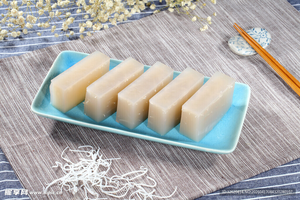 美味糯米糕整齐摆盘中