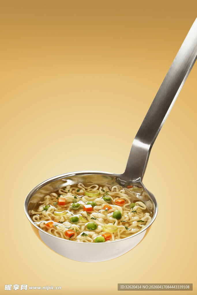 盛有食物的不锈钢汤勺