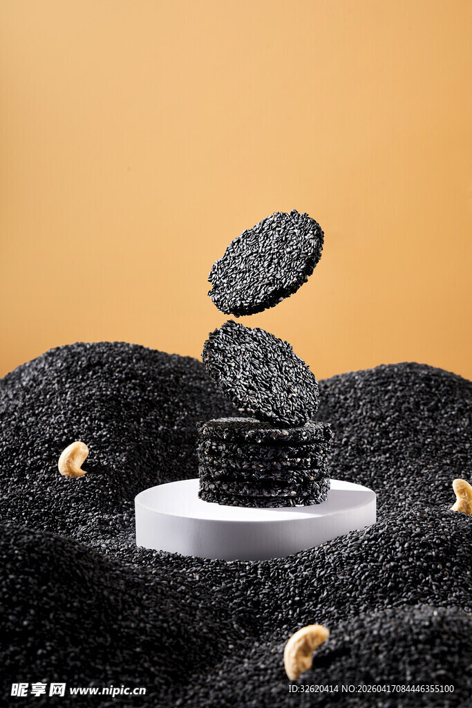 堆叠的黑芝麻饼干与芝麻