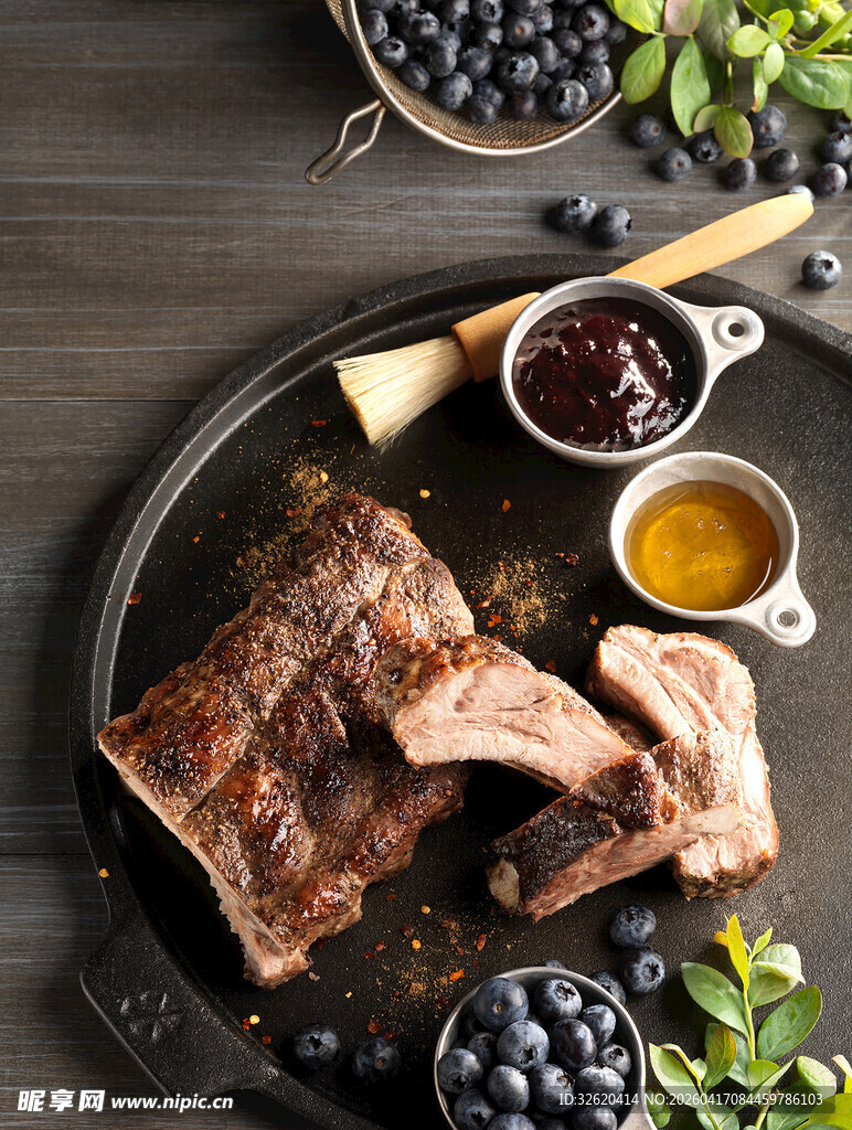 美味牛排搭配多样酱料