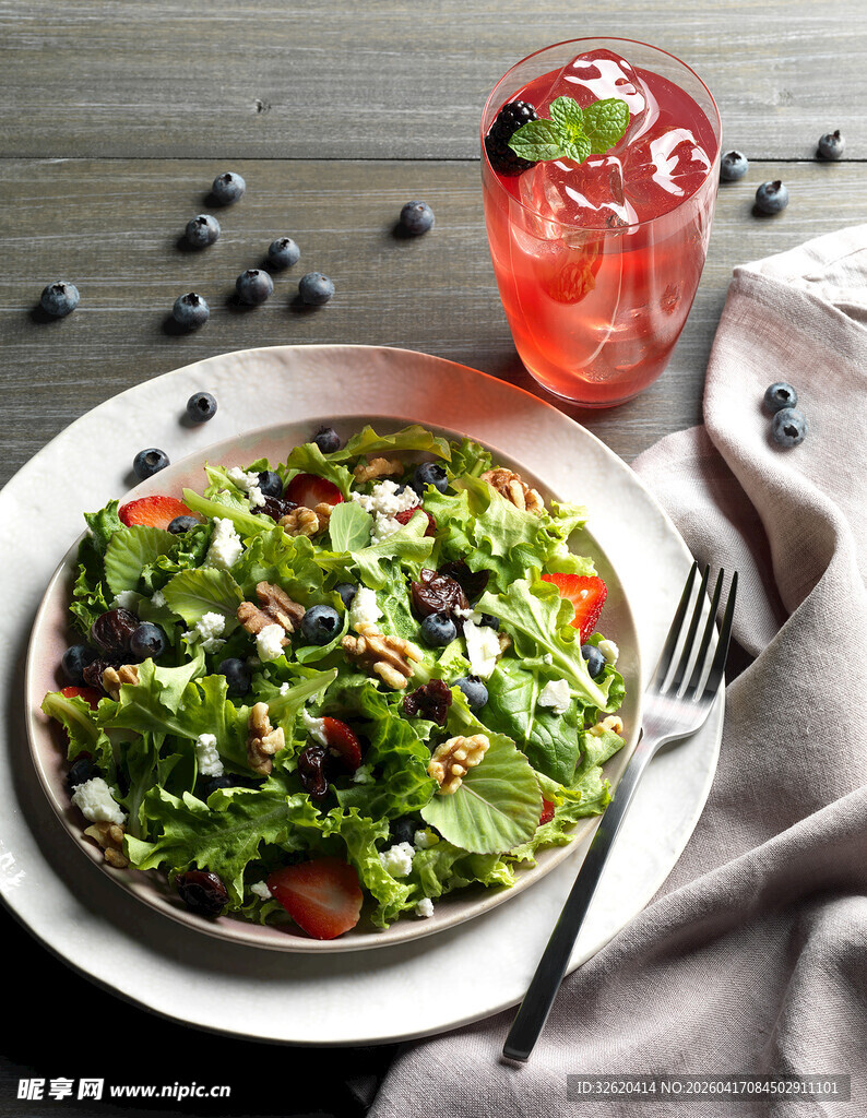 美味蔬菜沙拉配清爽饮品