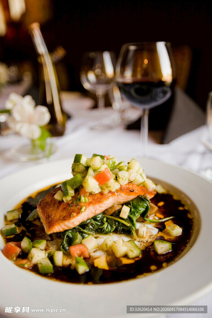 美味摆盘的香煎三文鱼