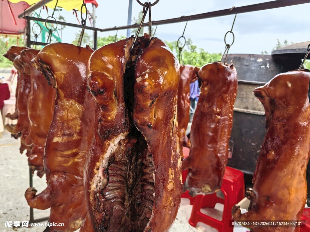 悬挂的美味烤猪