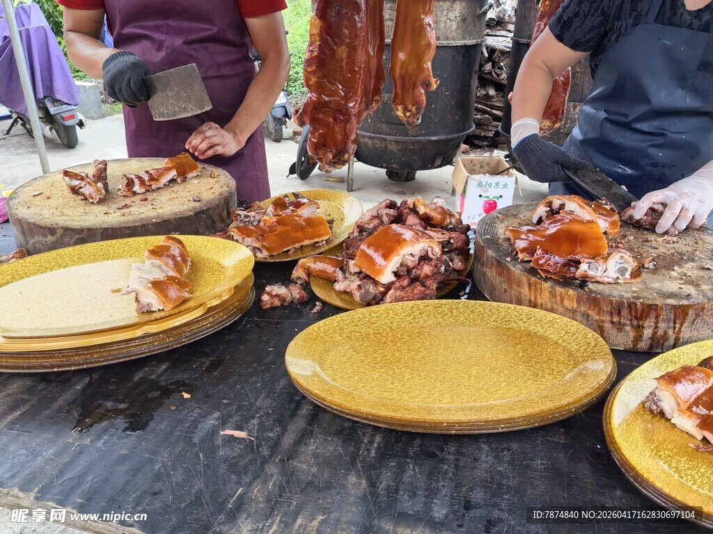 户外烧烤美食丰盛场景
