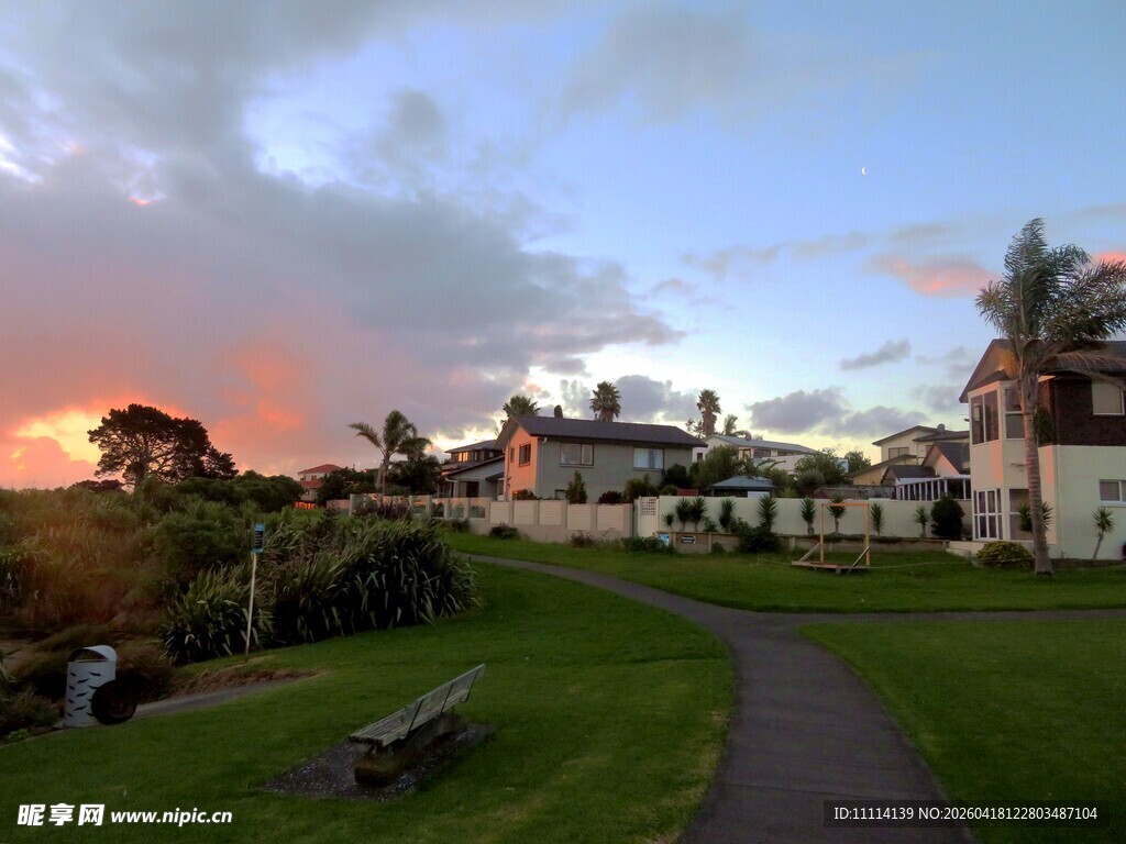 黄昏下的宁静小镇风光