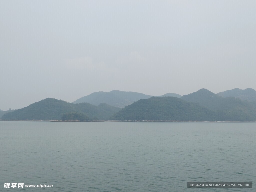 宁静山水间的广阔水域