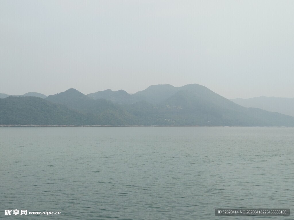宁静湖景与远处山峦