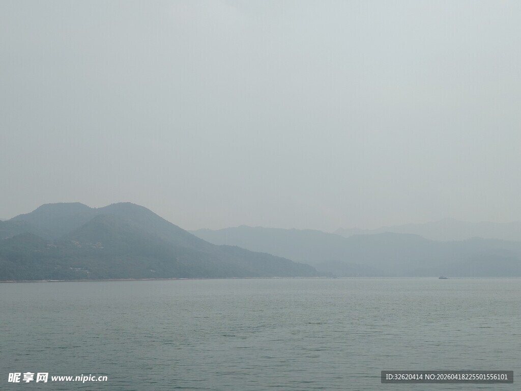 雾霭中的山水景致