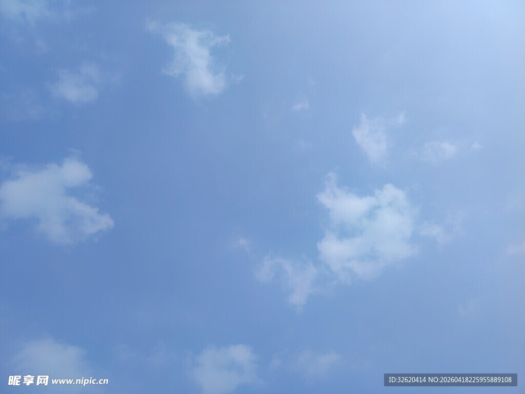 晴朗蓝天飘着几朵白云