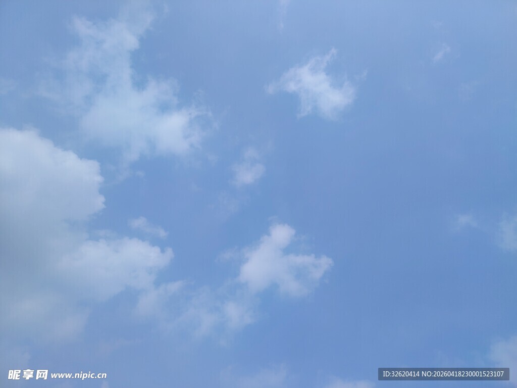 蓝天飘着几朵白云