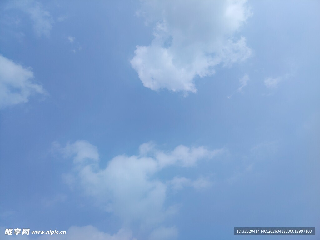 晴朗蓝天中的蓬松白云