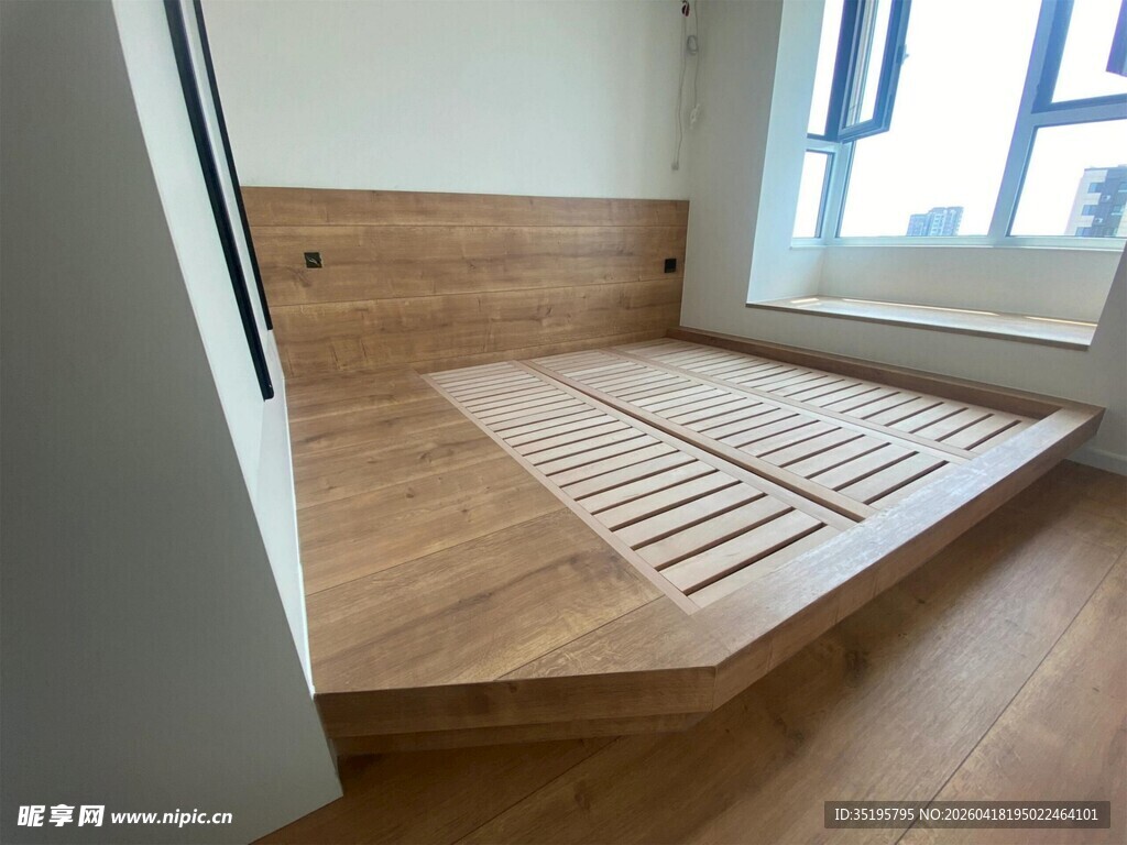 简约木质榻榻米卧室一角