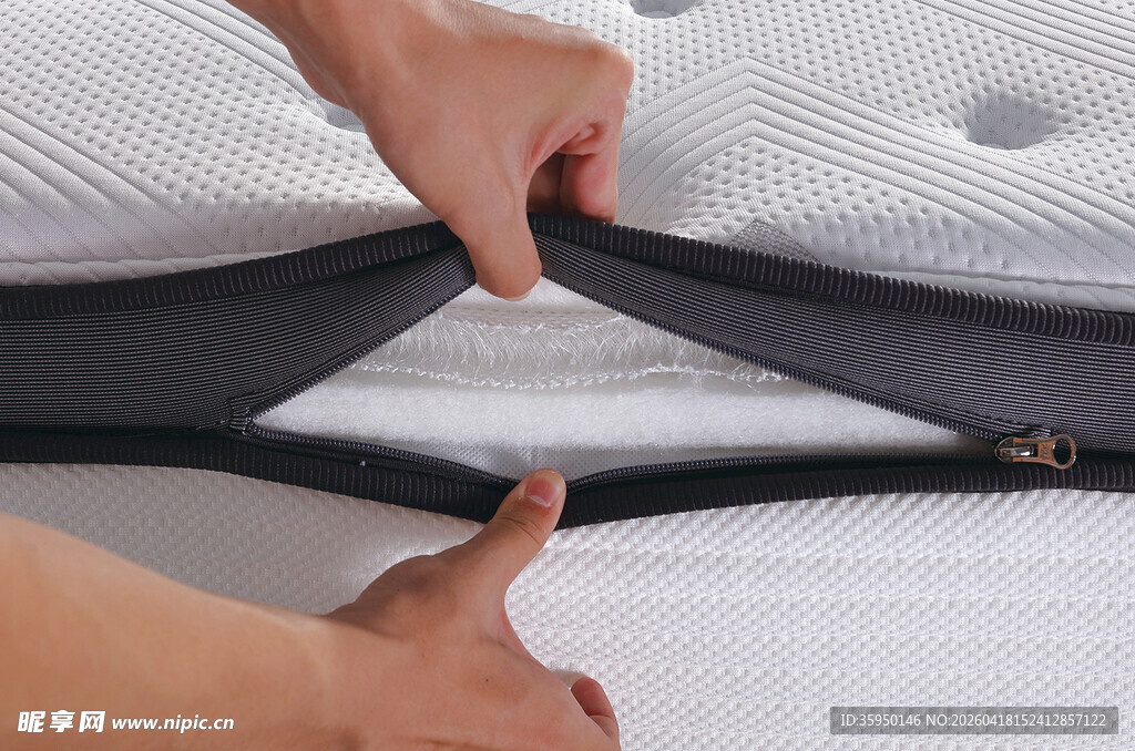 检查床垫内部构造