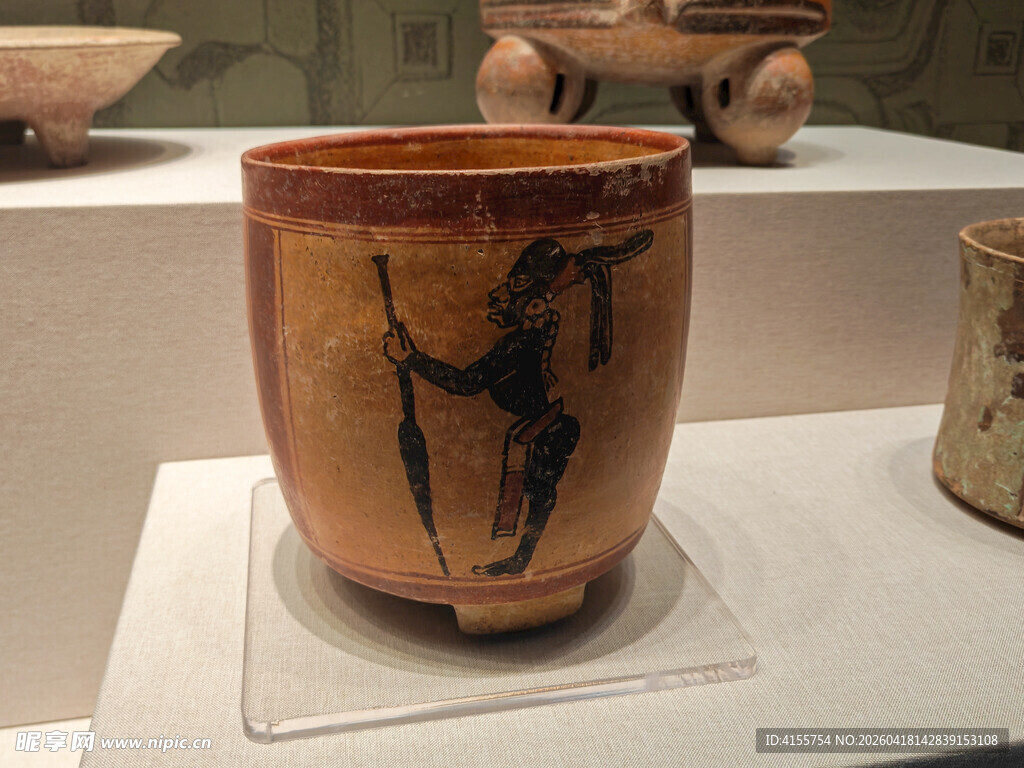 陶罐上的古老人物图案