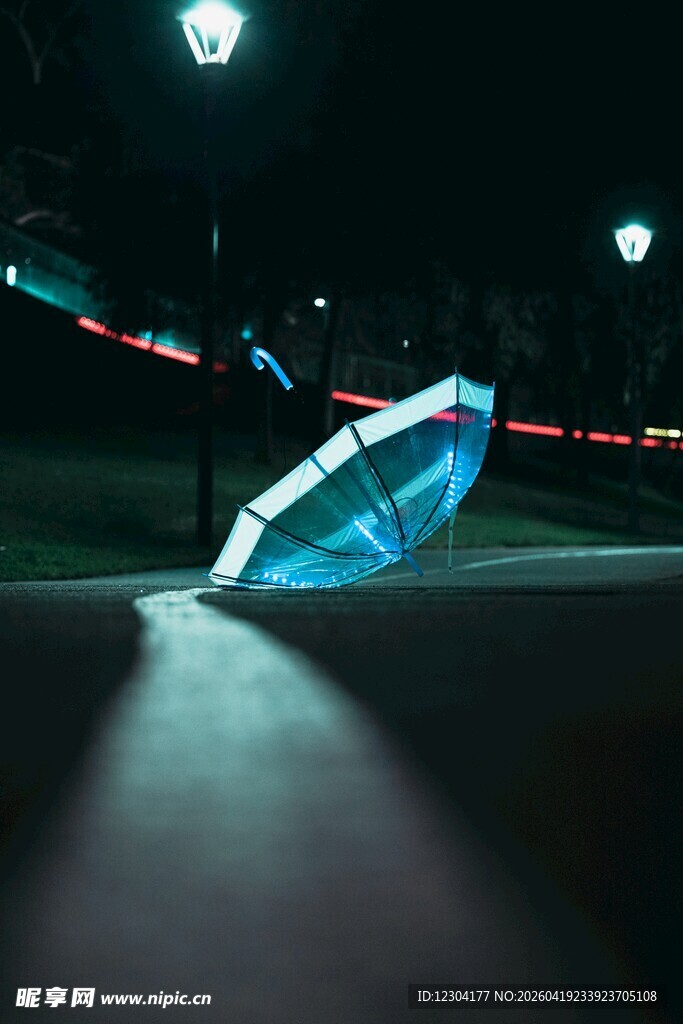 夜晚路面上的蓝色透明物体