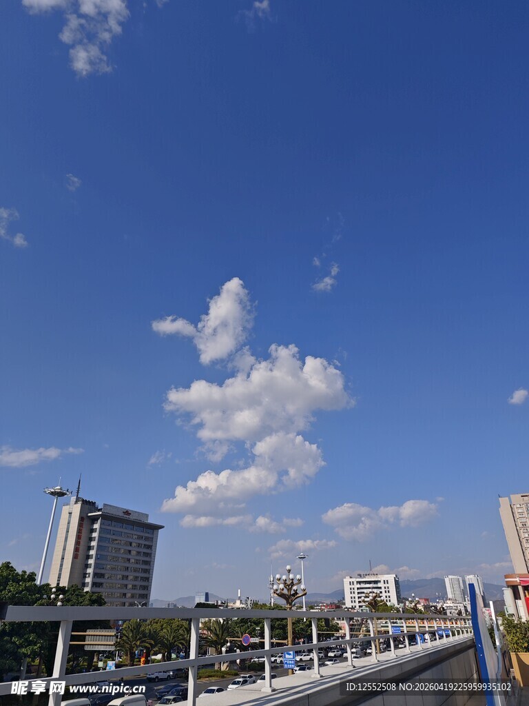 城市蓝天与建筑景观