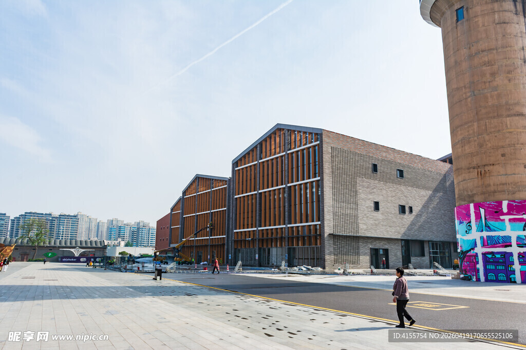 城市街道旁的建筑与行人