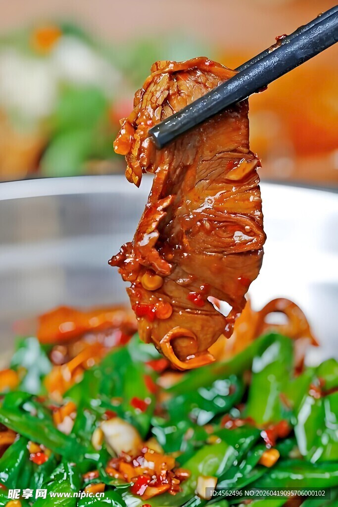 筷子夹起美味卤味