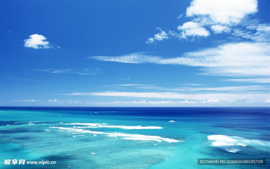 蔚蓝大海与晴朗天空美景