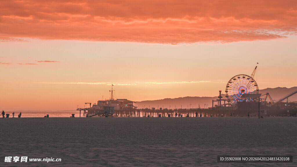日落时分的海滨摩天轮