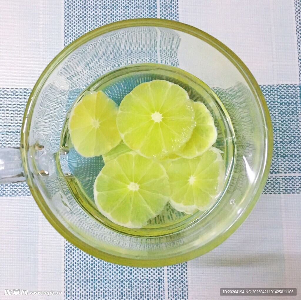 玻璃杯中泡着几片青柠檬