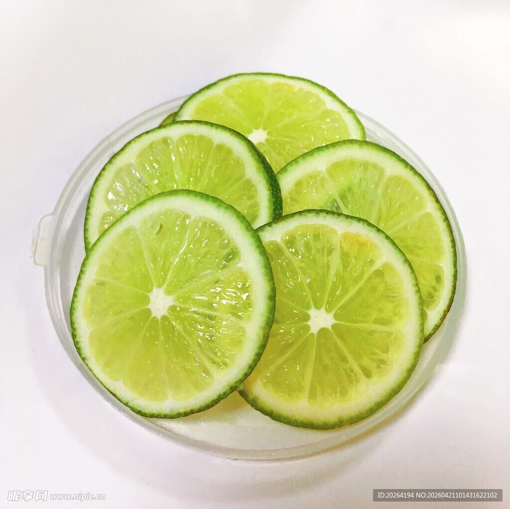 玻璃碗中的鲜绿青柠片
