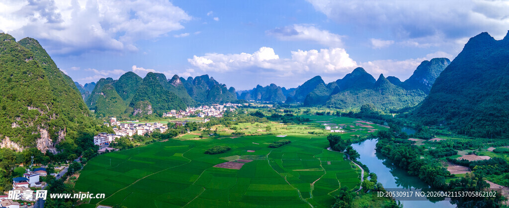 全景航拍桂林喀斯特地形山景田园