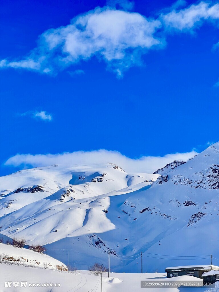 雪山蓝天美景