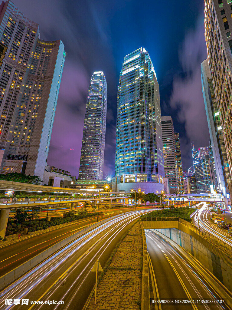 都市夜景下的繁忙公路