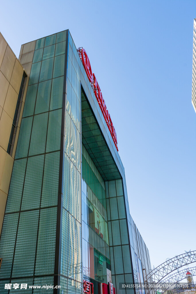 现代玻璃幕墙商业建筑