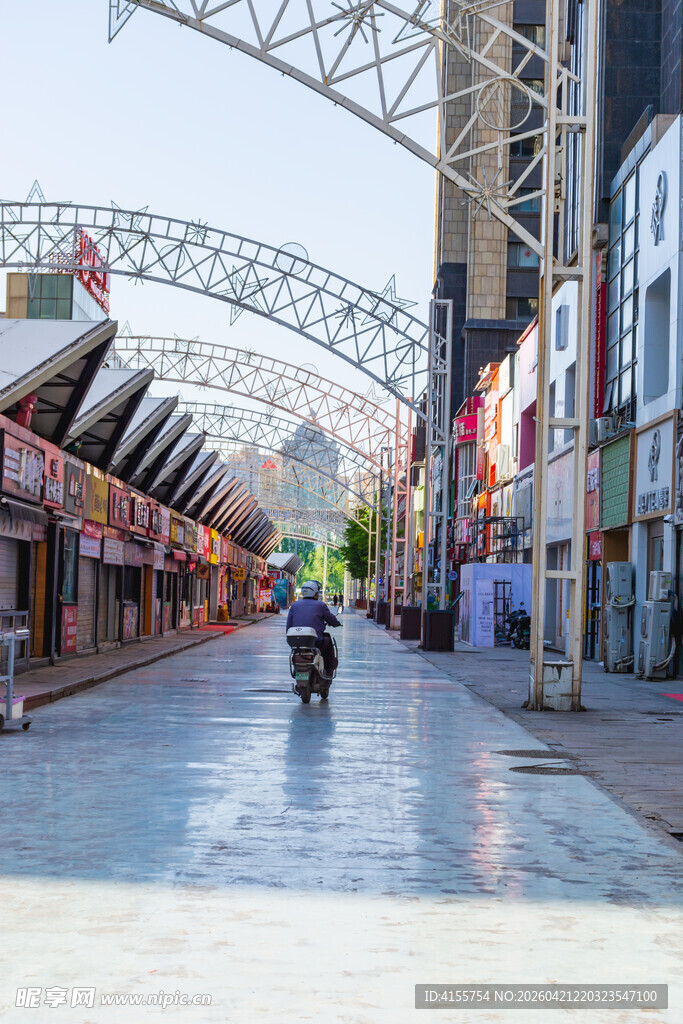 城市商业街的宁静时刻