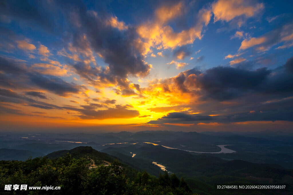 山顶壮丽日出美景